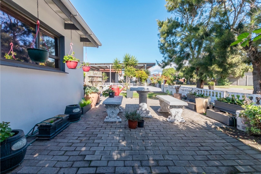 3 Bedroom Property for Sale in Middedorp Western Cape